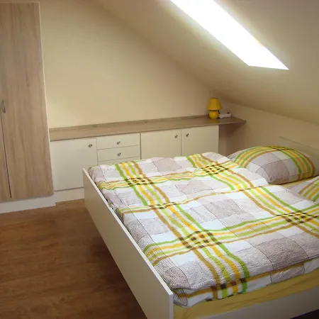 Goldener Fuchs In Moschendorf Apartment